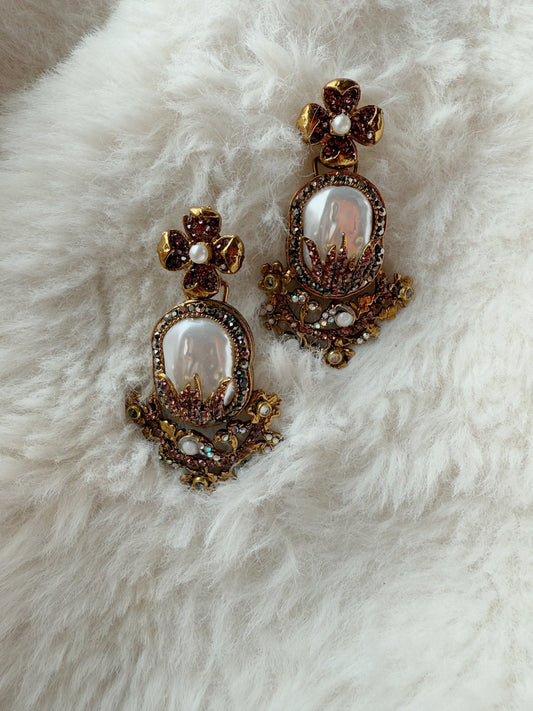 Contemporary gold brown earrings - Peace Lily